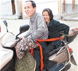 他们是两代人 却都选择“随身携带”病母