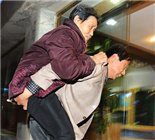 老张为啥要带失忆母亲谈生意